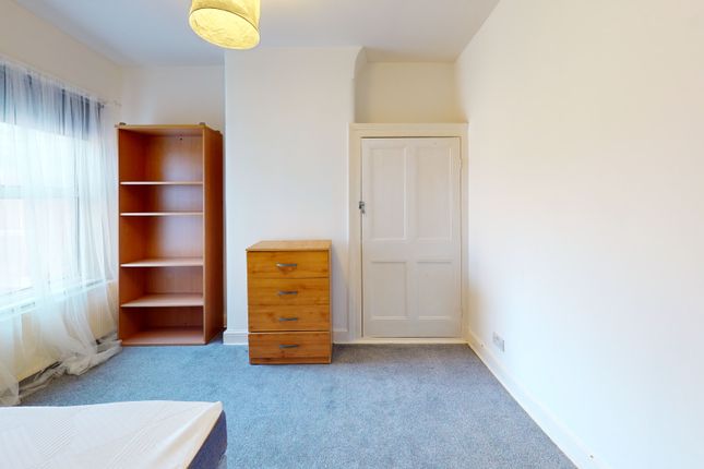 Room 4, Mount Pleasant 68, Mount Pleasant R4, London photo 2
