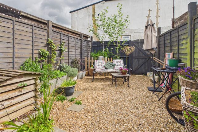 4, Lewis Close, Newhaven photo 4