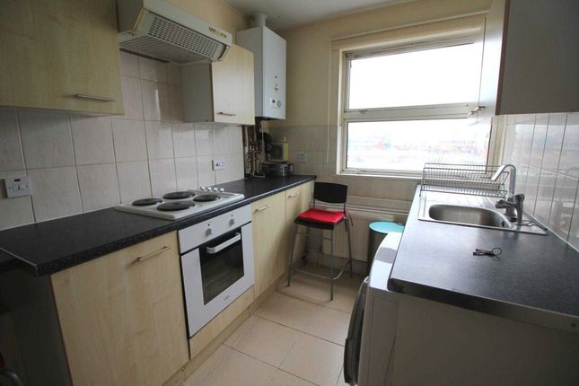 Flat to rent in The Vale, Acton
