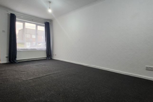 148, Springwood Crescent, Edgware photo 2