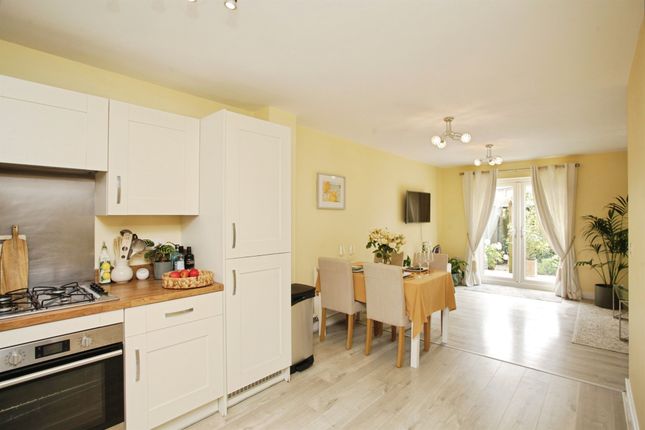 13, East Close, Rugby photo 2
