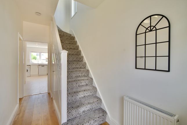 136, Churchbury Lane, Enfield photo 4