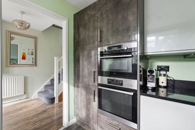 3 Barton Way, High Wycombe photo 4