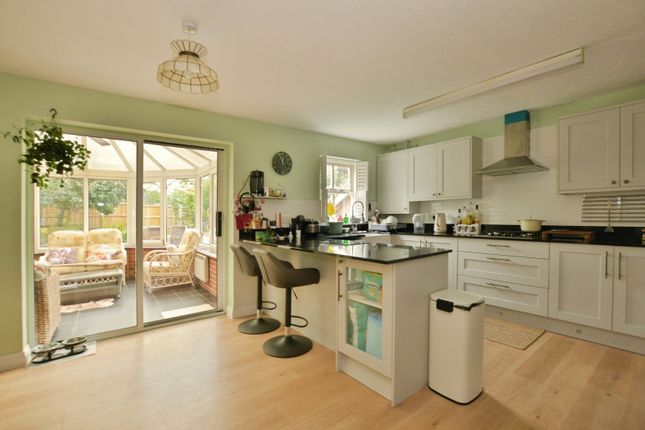 3, Fountains Close, Ashford photo 2