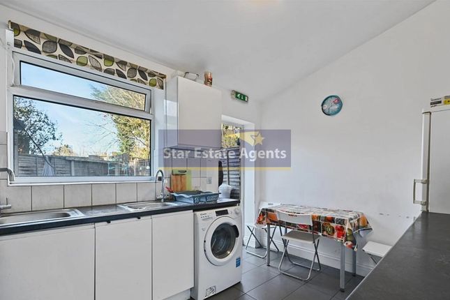 7 Sundew Avenue, London photo 4