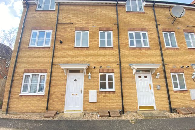 Thumbnail Flat to rent in Peppercorn Way, Dunstable