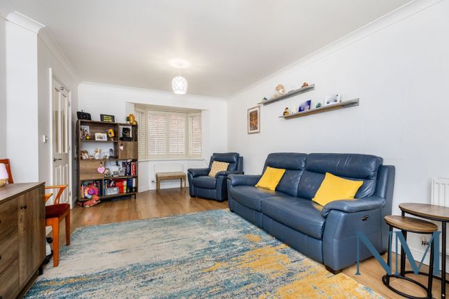 9 The Hemsleys, Pease Pottage, Crawley photo 2