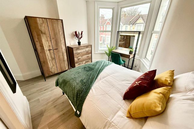 Room 3, 56 South Avenue, Southend-On-Sea photo 3