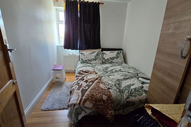 Rosher Close, London photo 4
