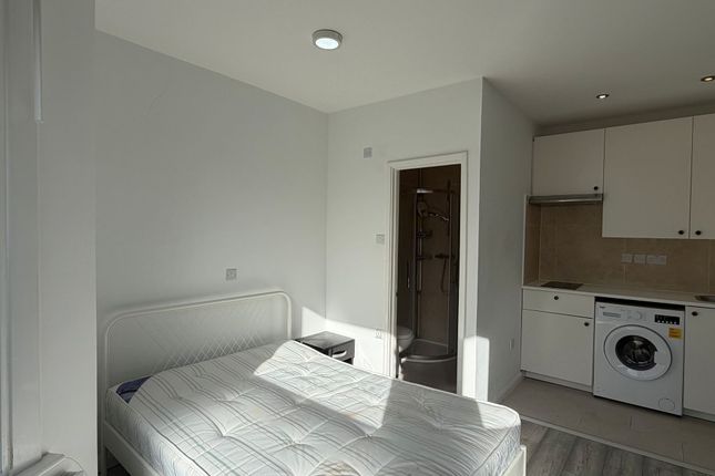 Flat 8, Melrose Avenue, London photo 5