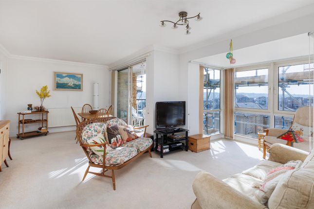 Flat 19, Griffin House, Admiral Gardens, Cowes photo 4