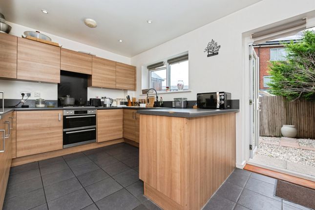 19, Hindmarsh Crescent, Gravesend photo 5