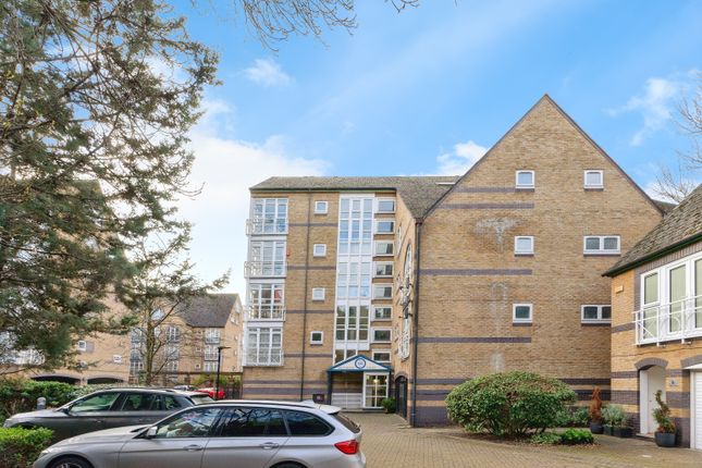 Flat for sale in Eleanor Close, London
