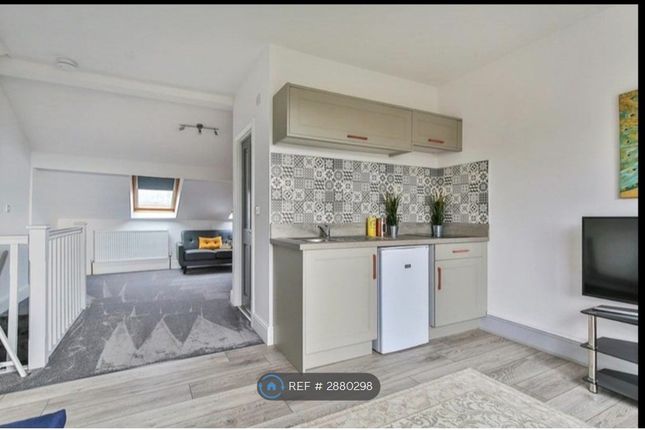 Studio flat on Wheathouse Road, Huddersfield, £800/mo