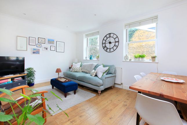 Flat for sale in Ravenswood Road, Balham, London