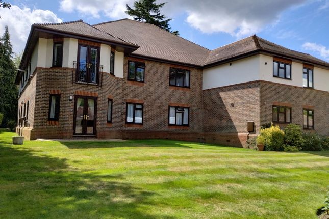 Thumbnail Flat for sale in Petersmead Close, Tadworth