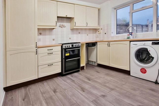 6, St David's Close, Farnborough photo 2