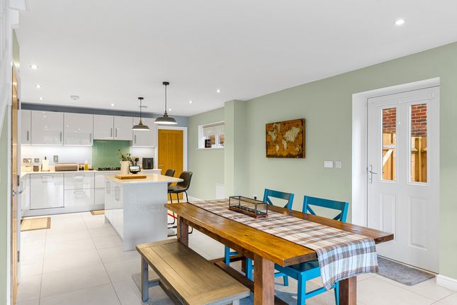 32, The Crescent, Caterham photo 2