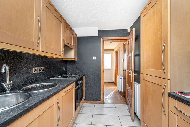 16, Sinclair Avenue, Glenrothes photo 5
