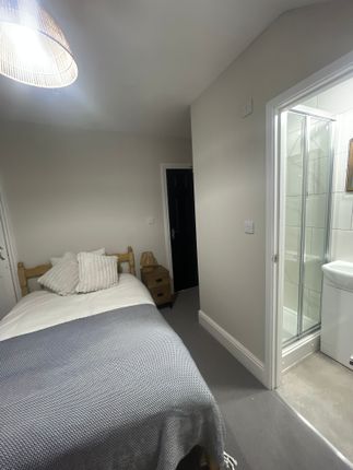 Thumbnail Shared accommodation to rent in Claremont Road, Rugby