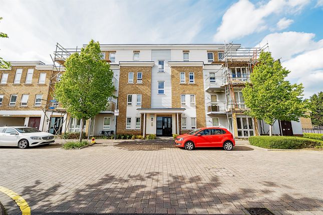 Flat for sale in Kingfisher Drive, Maidenhead