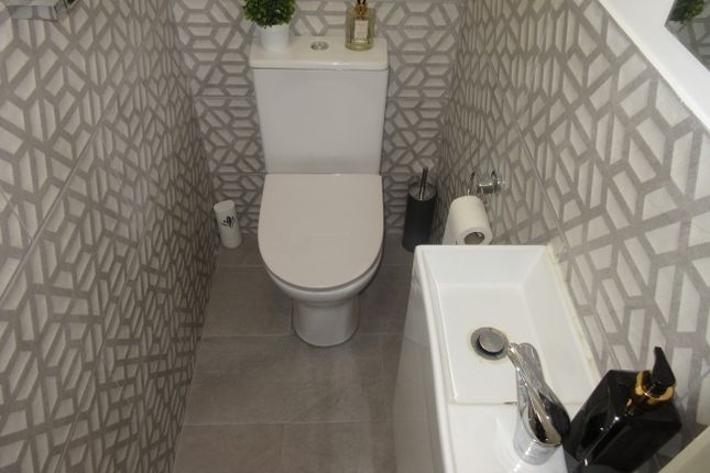 10b, Bulls Bridge Road, Southall photo 5