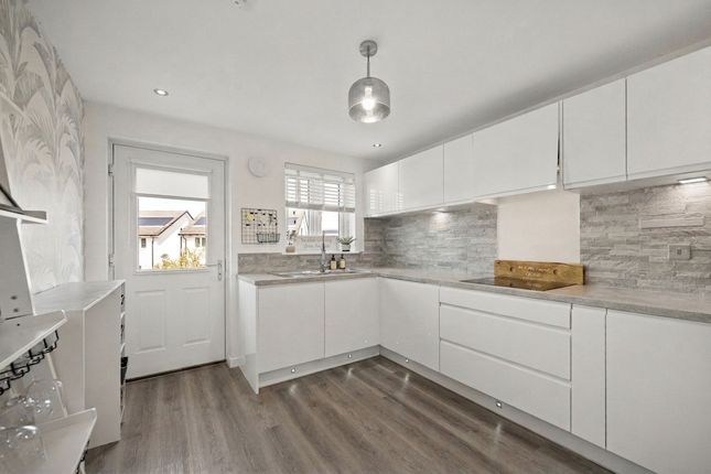 67 Croft Park Crescent, Whitburn photo 4