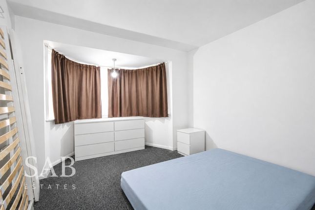 3 Newdene Avenue, Northolt photo 4