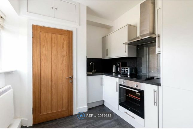 Raglan Road, Seymour Court Knaphill, Surrey photo 2