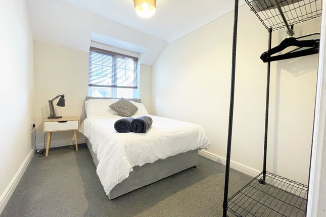 10, Fern Place, Farnborough photo 4