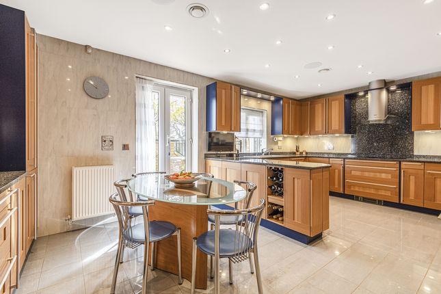 Flat for sale in Uxbridge Road, Stanmore