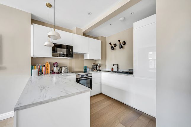 19 Palliser Road, top floor flat, Greater London photo 4