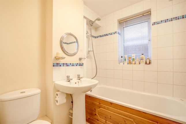 Flat 2, Baxter House, Kitchener Road, Hp11 2Sa-2.J