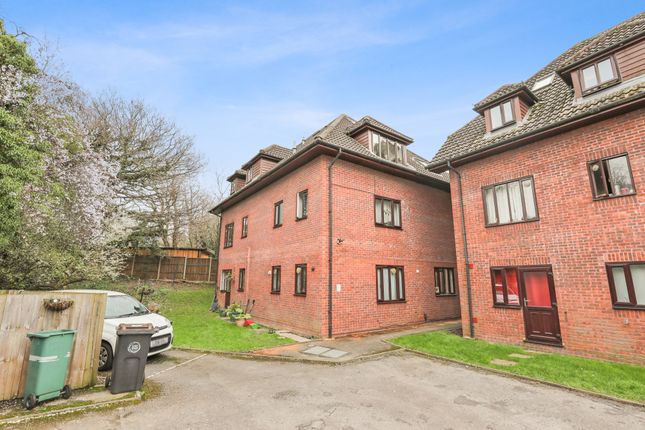 Flat for sale in Kingston Avenue, Leatherhead, Surrey