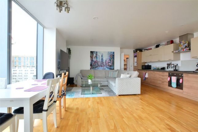 3-bed flat on 43, Cavatina Point, London, £2,750/mo