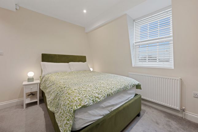 Flat to rent in Courtview House, East Molesey, Surrey