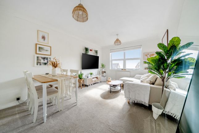 28, The Gilberts, Rustington photo 3