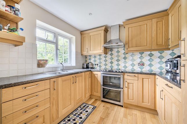 22, Dukes Wood, Crowthorne photo 4