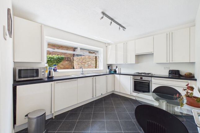 25, Chiltern Avenue, Buckinghamshire photo 4