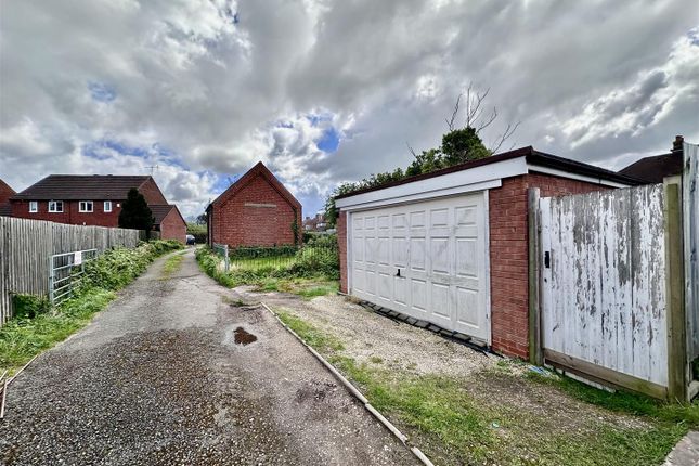 Property for sale in Heathcote Road, Whitnash, Leamington Spa