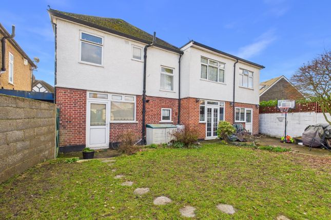 10, Gables Avenue, Surrey photo 3