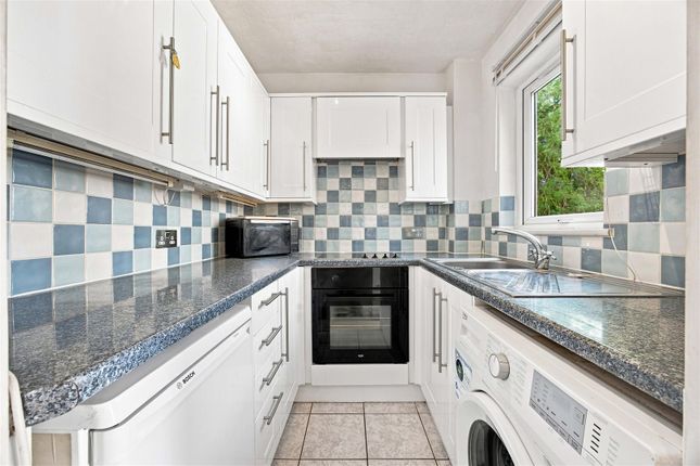 9, Robins Close, Uxbridge photo 2