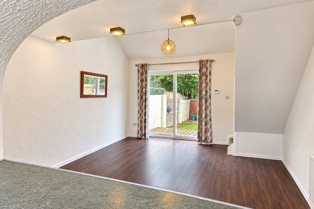 11 Bayleaf Avenue, Swindon, Wiltshire photo 3