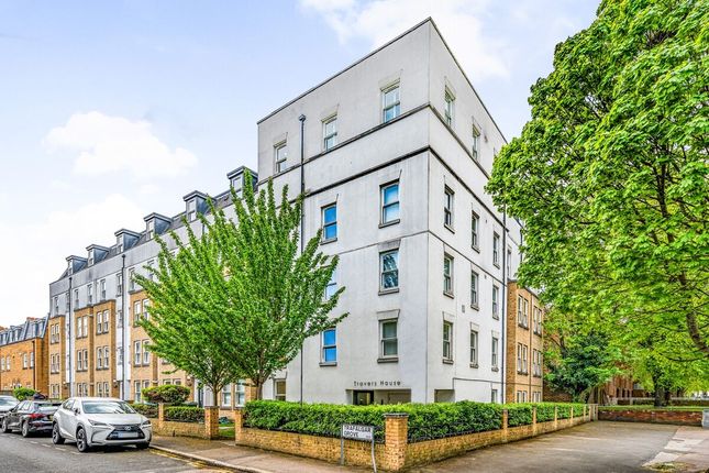 Flat for sale in Trafalgar Grove, London