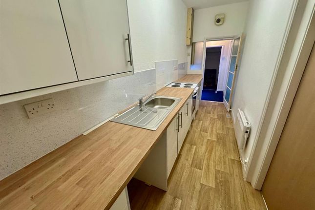 Flat 1, 3, Grosvenor Crescent, Scarborough photo 5