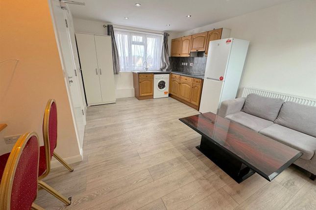 Flat to rent in Catherine Gardens, Hounslow