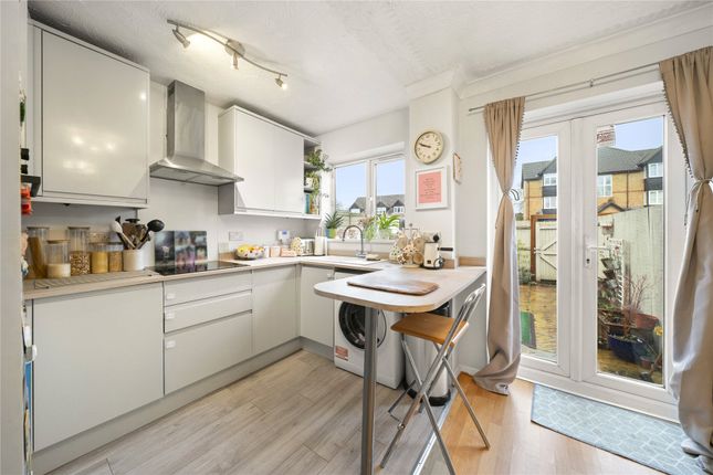 13, Williams Close, Surrey photo 3