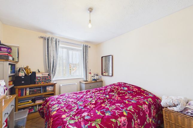 304, Redford Close, Feltham photo 4