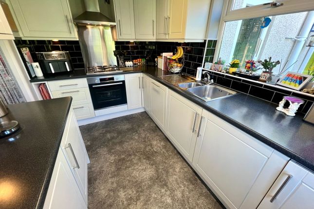 32, Symons Close, St. Austell photo 3