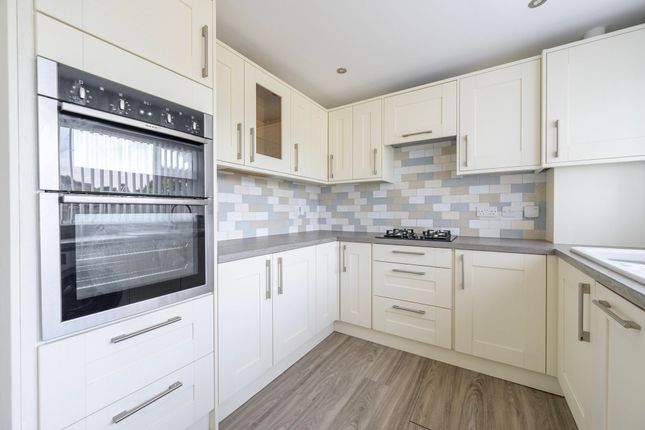 64 Lloyds Avenue, Lowestoft photo 4